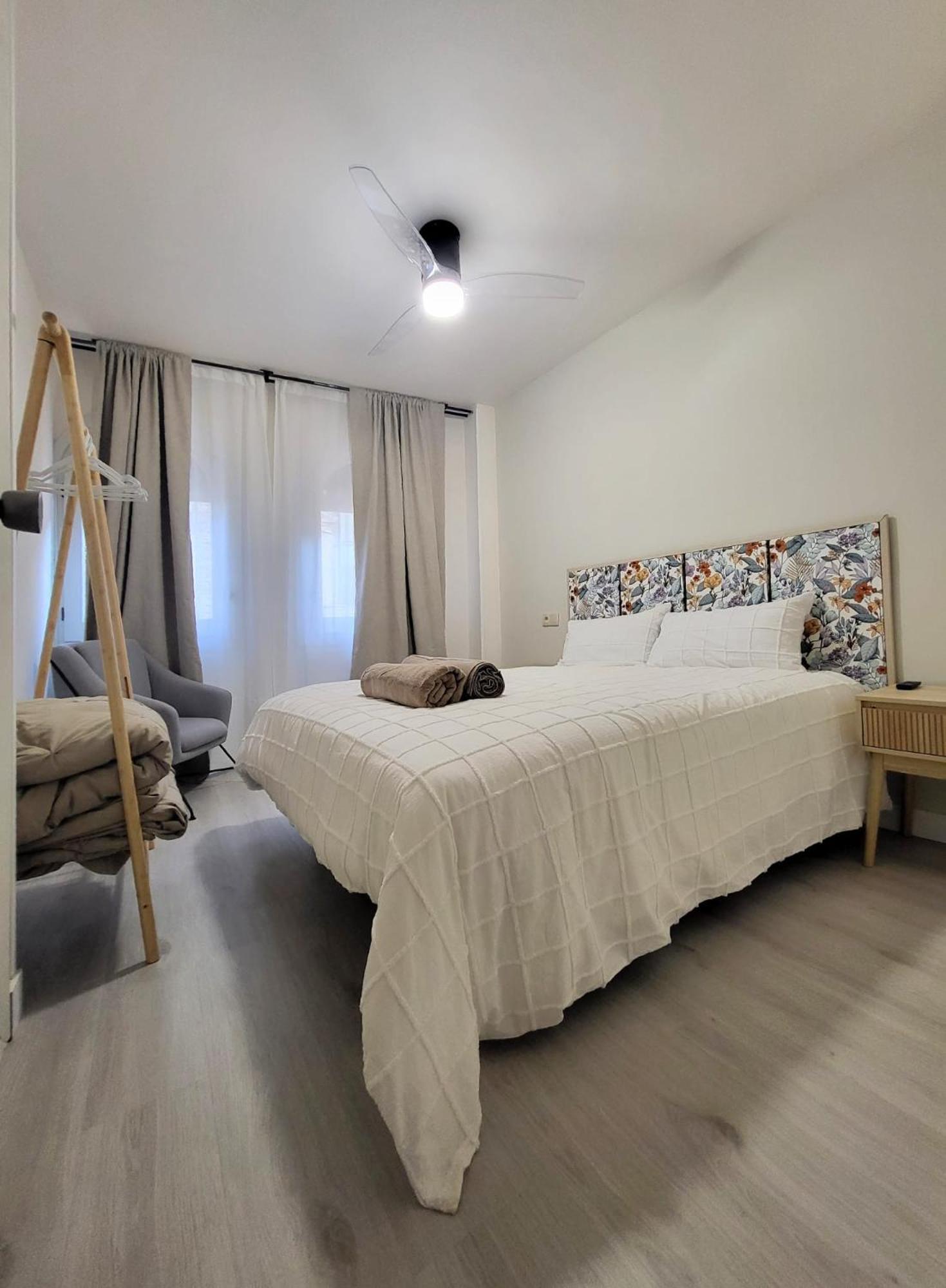 Apartamentos Crispin Candela Корелья Экстерьер фото